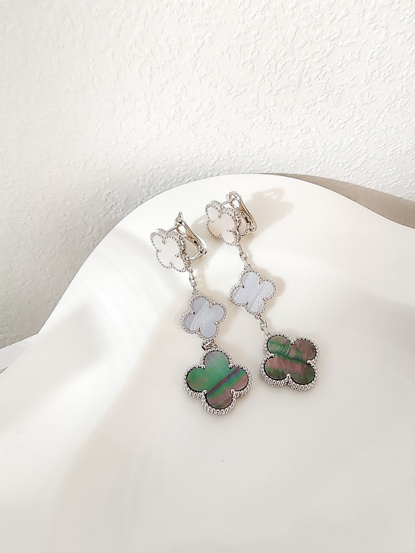 [Glow Muse]CLOVER 3 MOTIFS CHALCEDONY DARK MOP SILVER EARRINGS