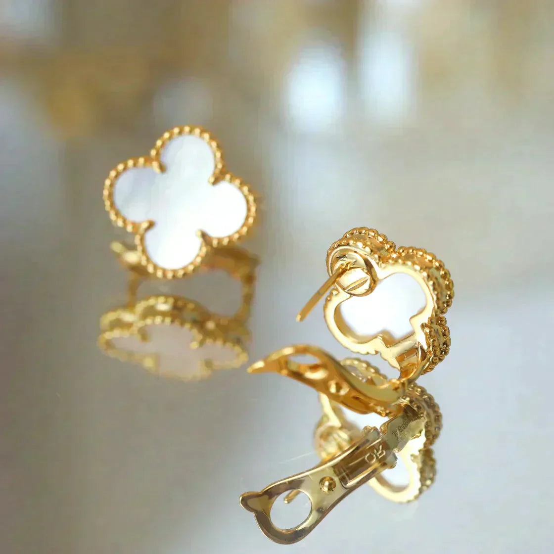 [Glow Muse]CLOVER MEDIUM 1 MOTIFS  WHITE MOP STUD EARRINGS
