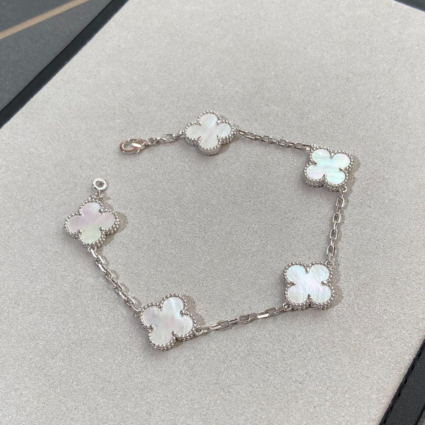 [⭐Glow Muse]CLOVER WHITE PEARL MOP 5 MOTIF BRACELET COLLECTION
