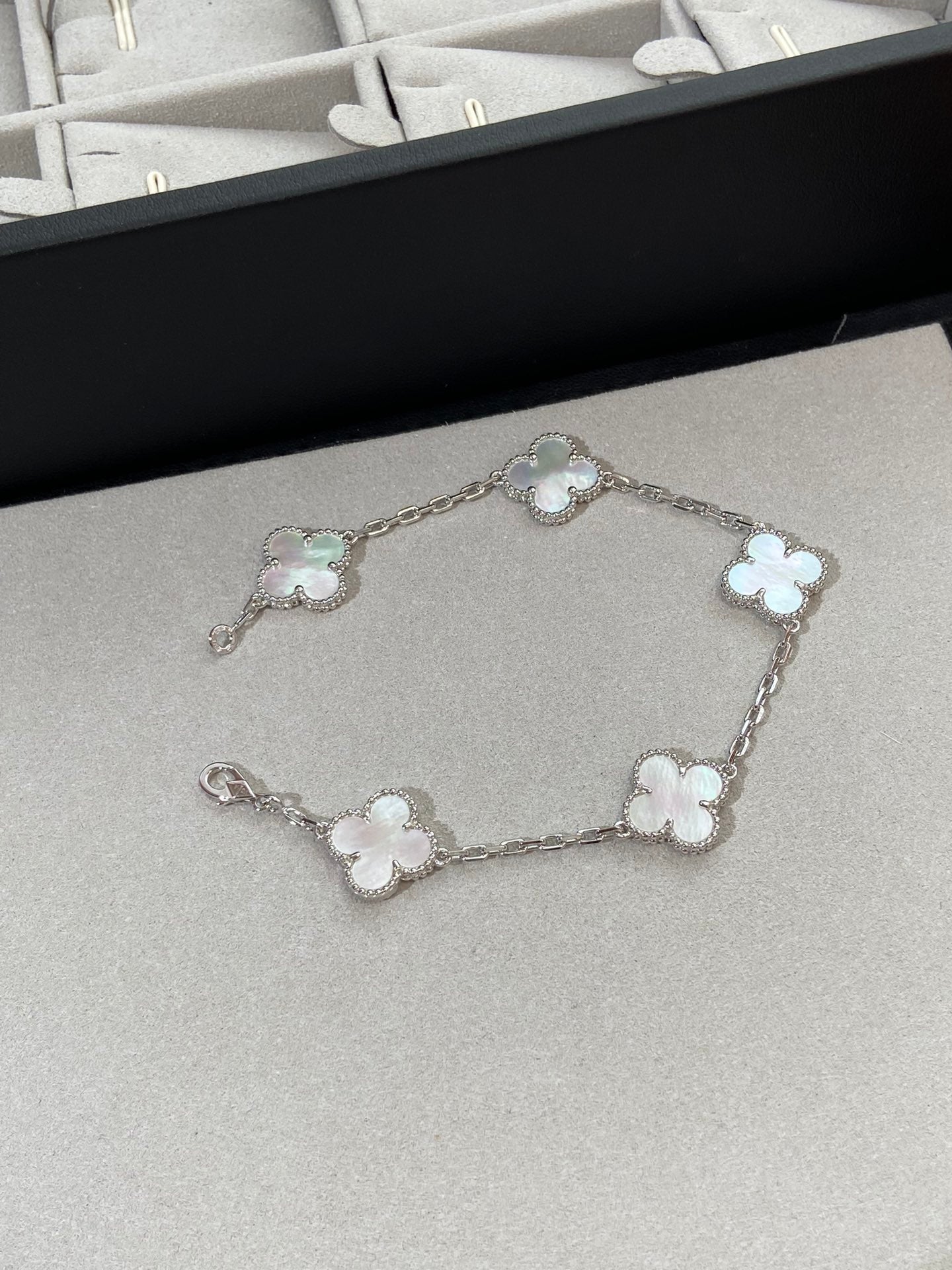 [⭐Glow Muse]CLOVER WHITE PEARL MOP 5 MOTIF BRACELET COLLECTION