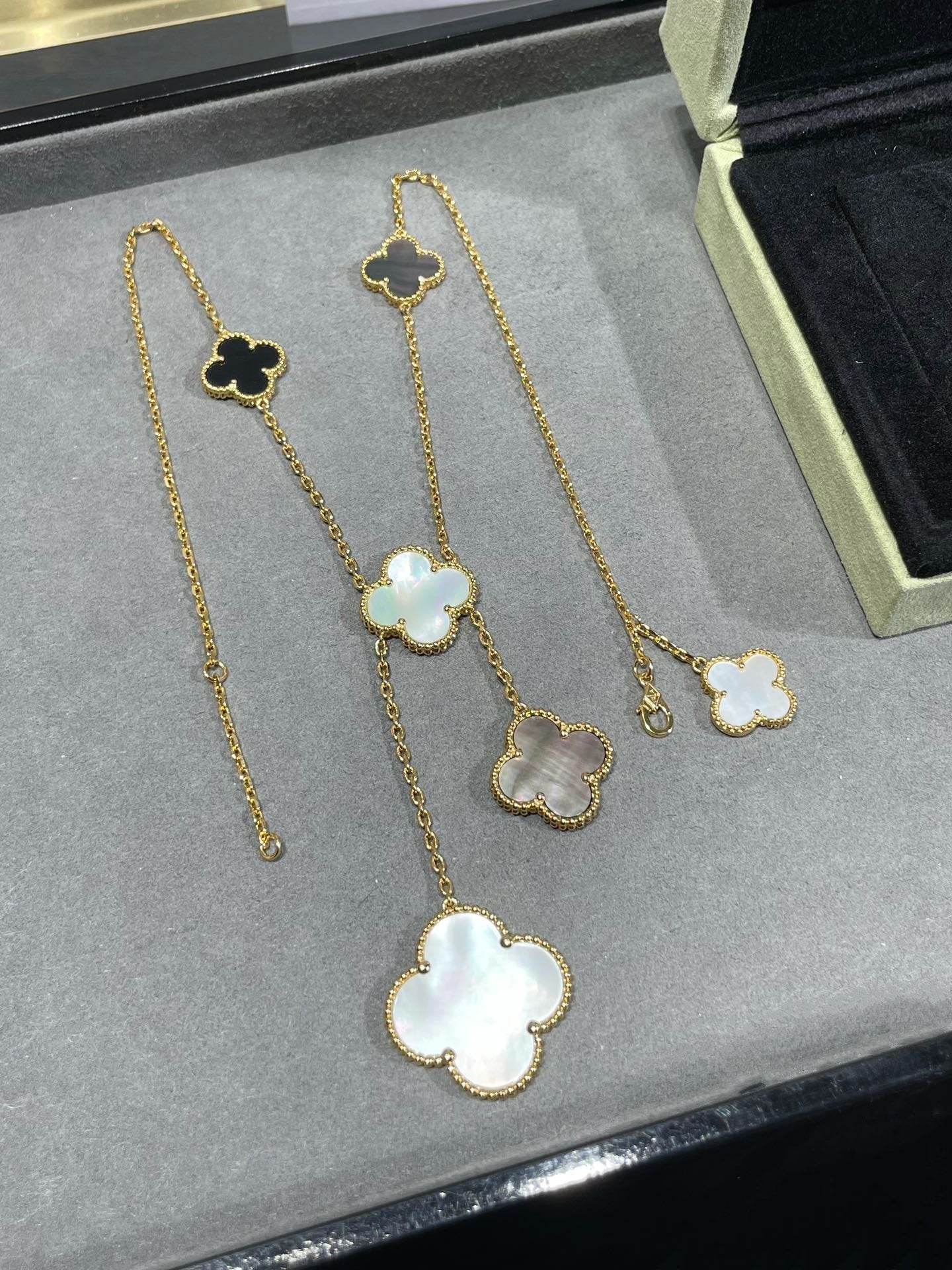 [Glow Muse]CLOVER 6 MOTIF MOP ONYX GOLD NECKLACE