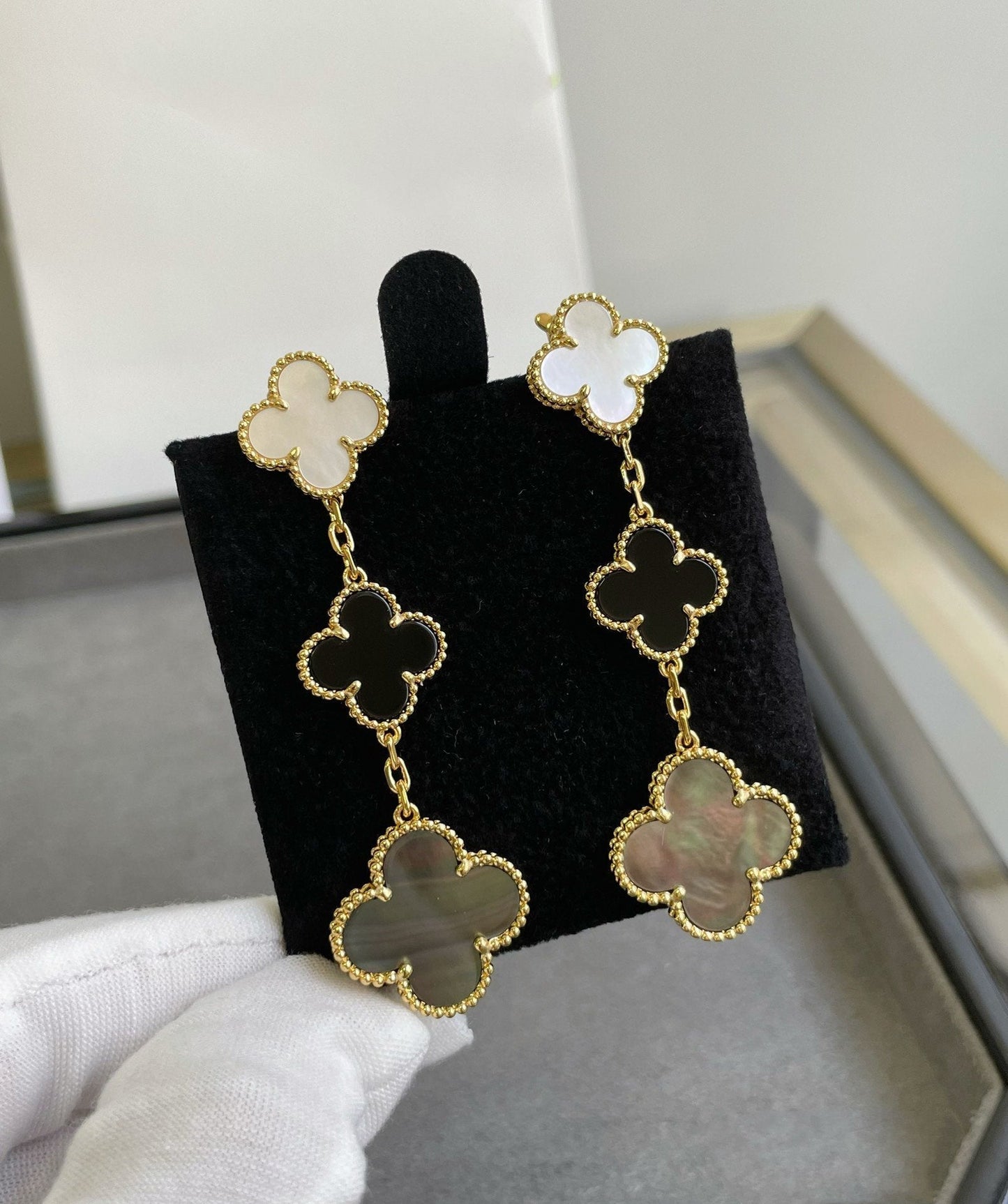 [Glow Muse]CLOVER 3 MOTIF MOP ONYX DARK MOP PINK GOLD EARRINGS