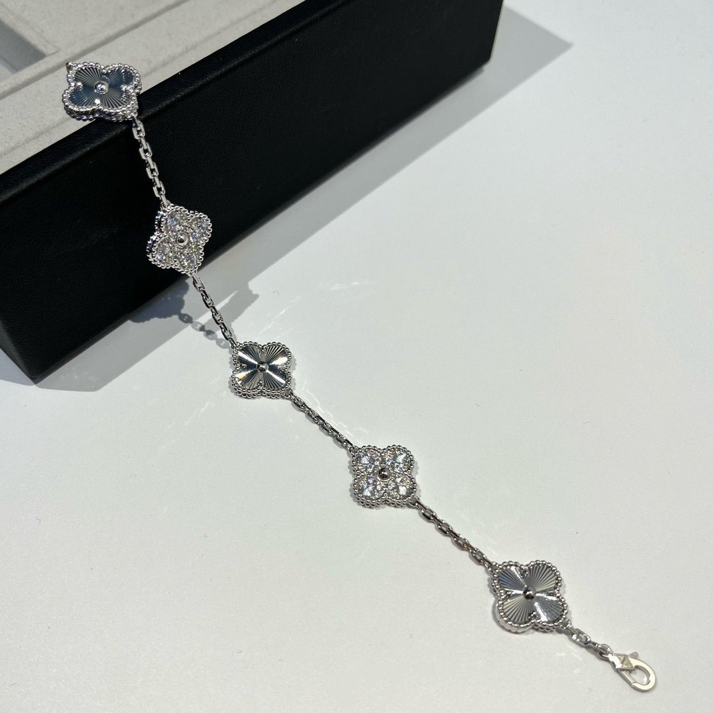 [⭐Glow Muse] CLOVER 5 MOTIF LASER BRACELET COLLECTION