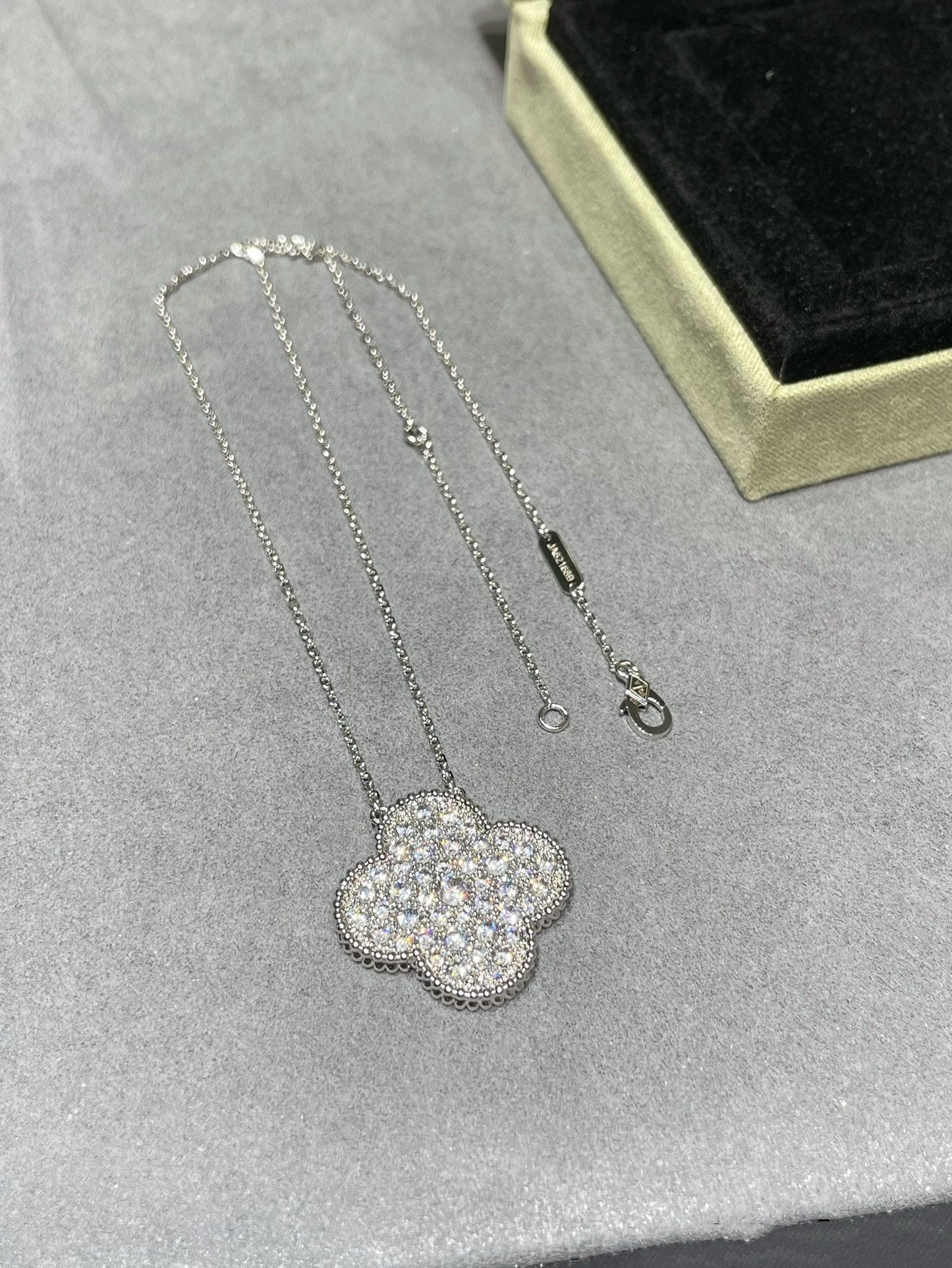 [Glow Muse]CLOVER 25MM LARGE PENDANT DIAMOND PAVED SILVER NECKLACE