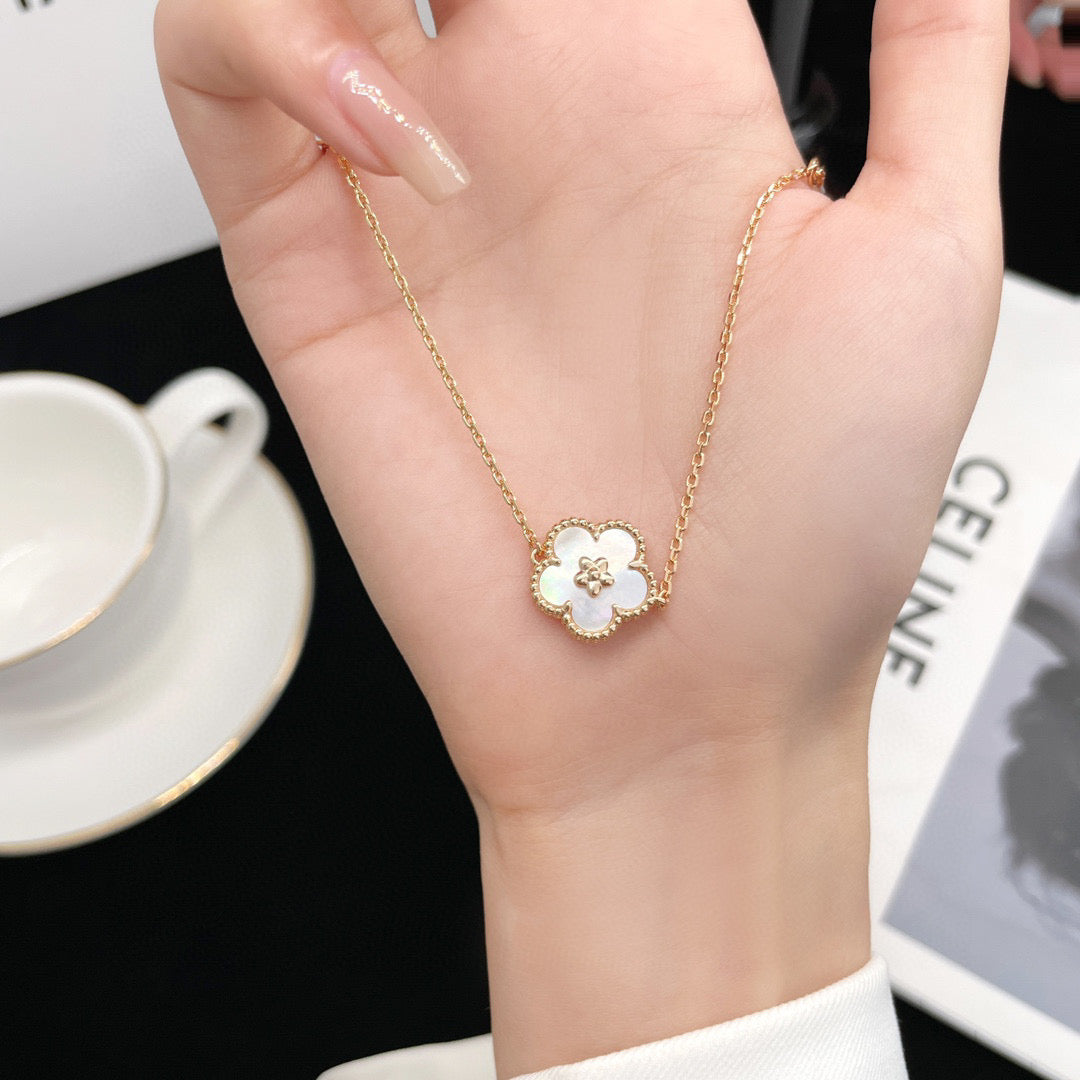 [Glow Muse]LUCKY  WHITE MOP  PLUM BLOSSOM NECKLACE