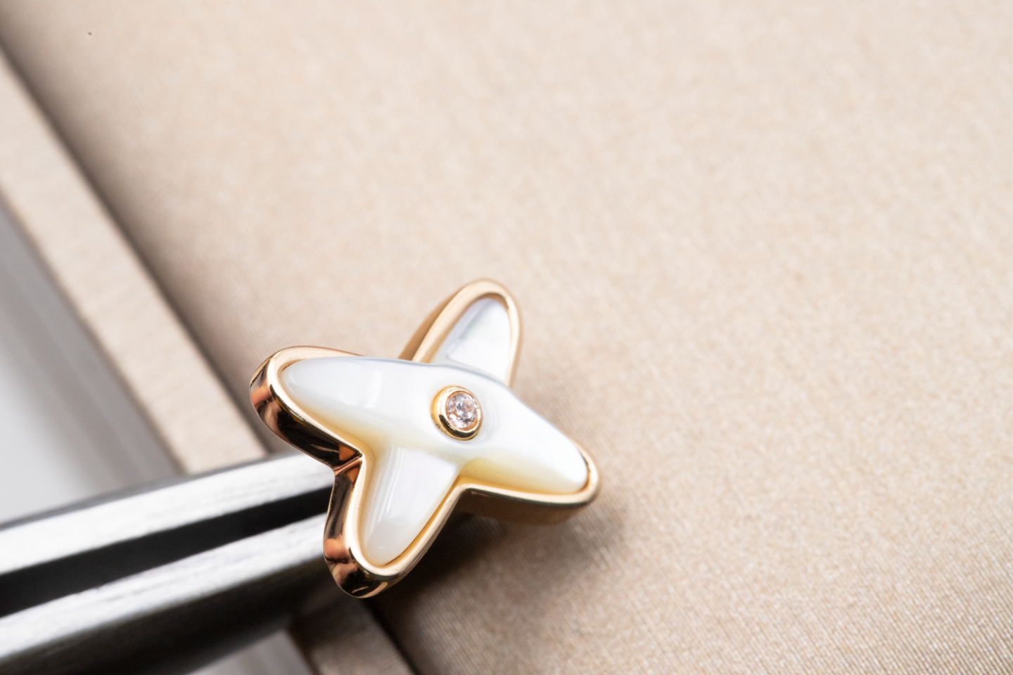 [Glow Muse]JEUX DE WHITE MOP PINK GOLD DIAMOND EARRINGS