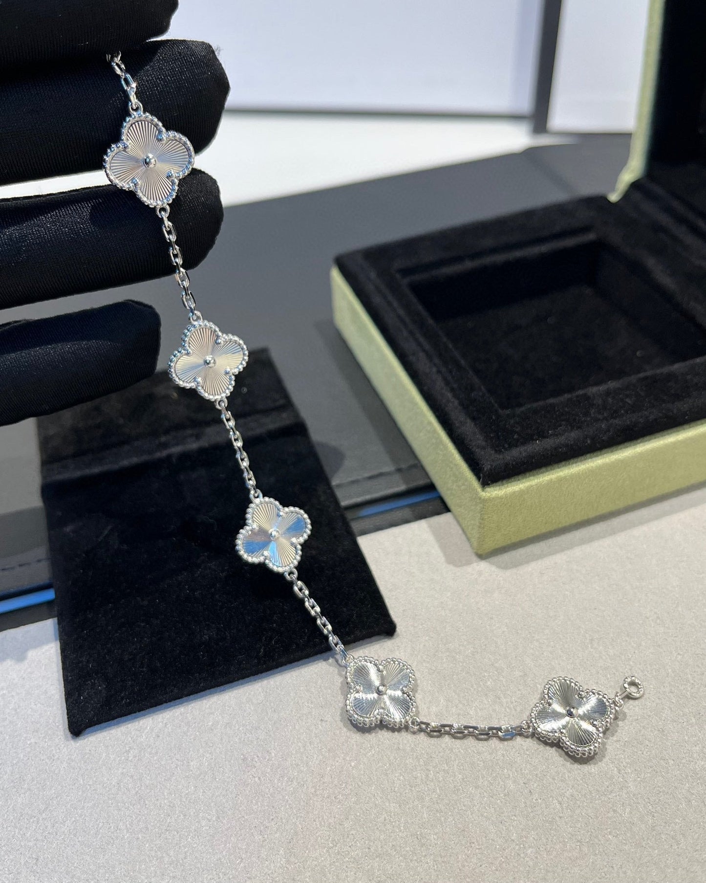 [⭐Glow Muse] CLOVER 5 MOTIF LASER BRACELET COLLECTION